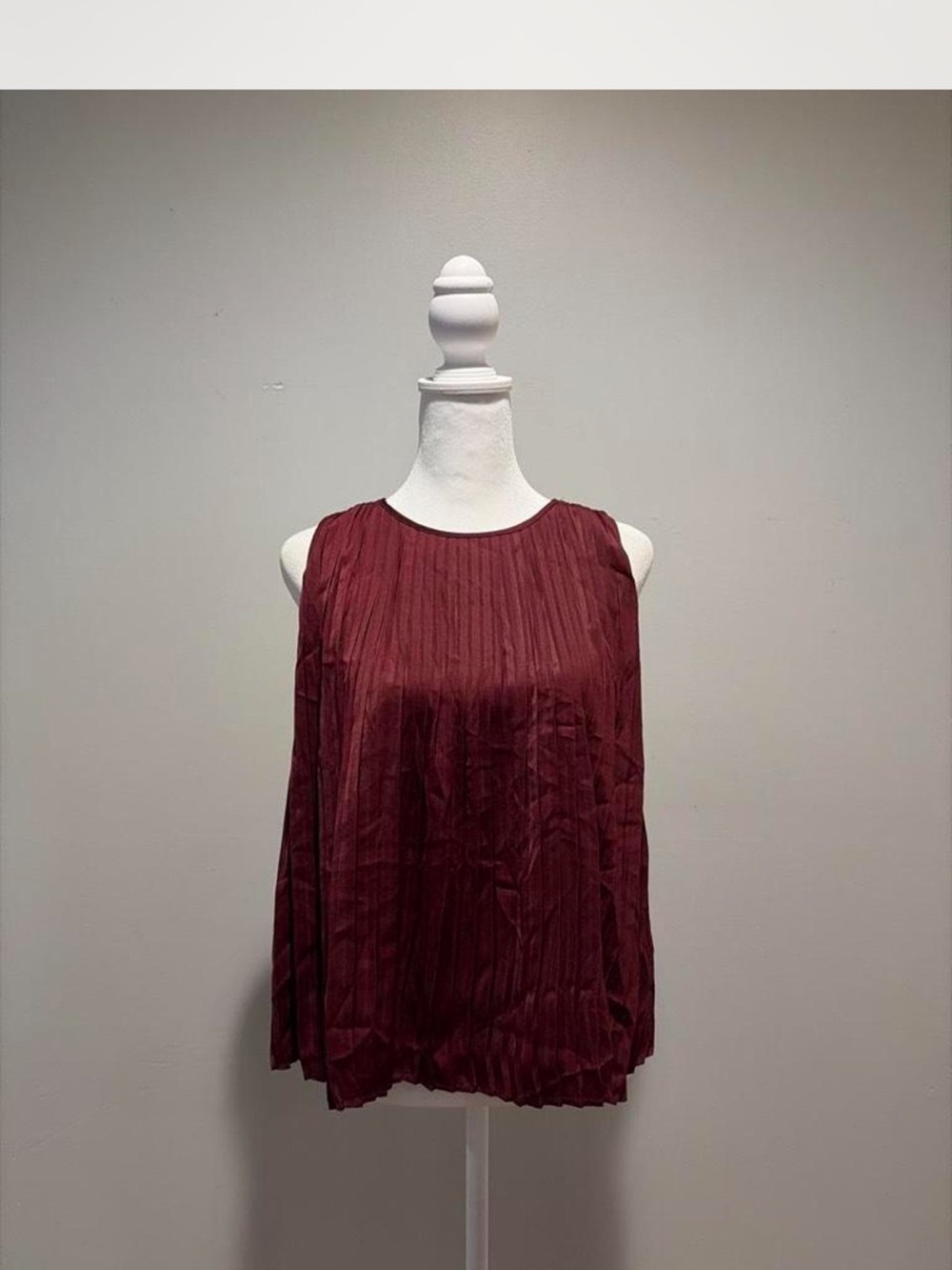 Banana Republic Sleeveless Pleated Top in Wine